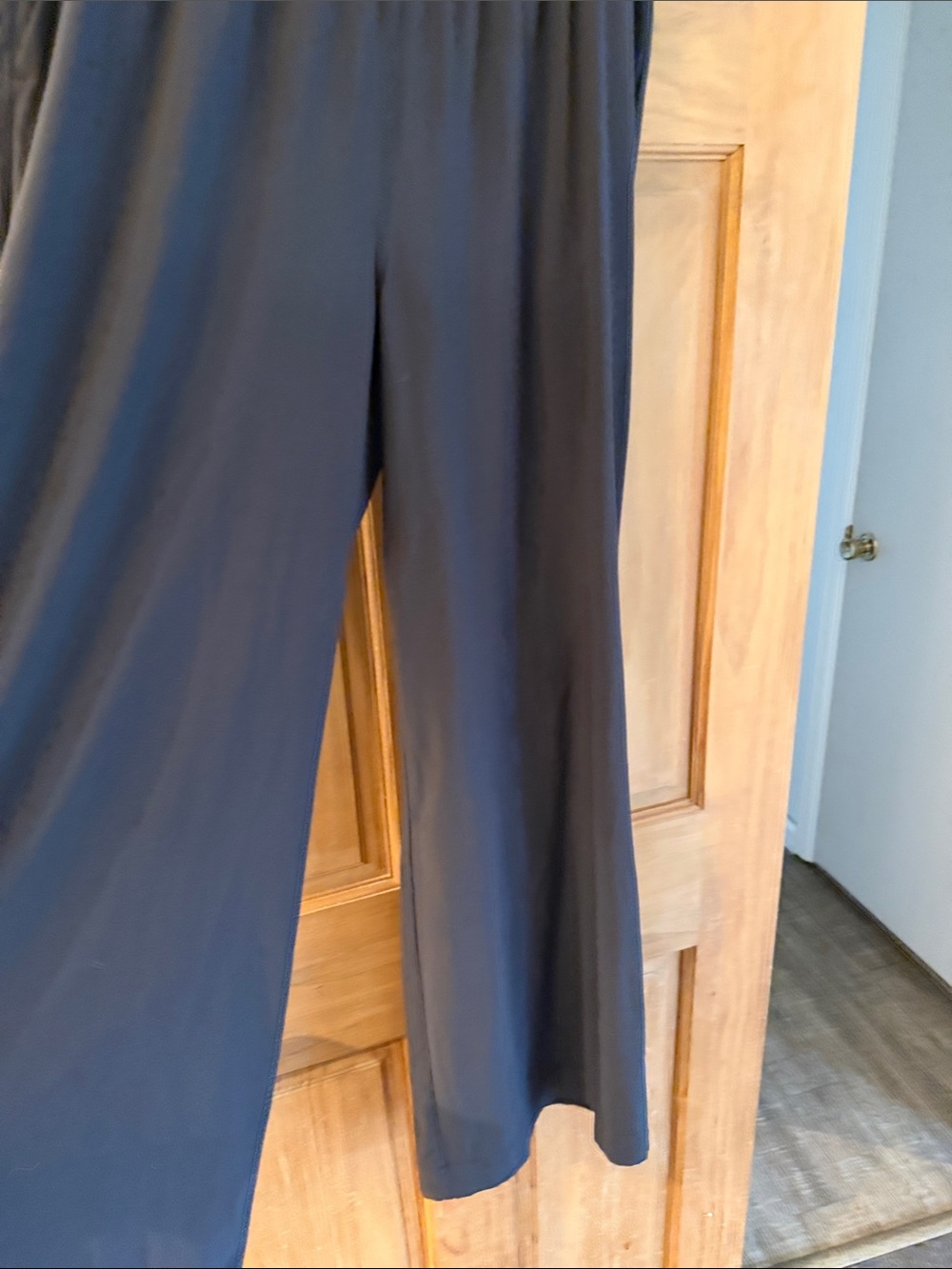 Vuori villa wide leg pant. Charcoal. Size Large. - Picture 4 of 7